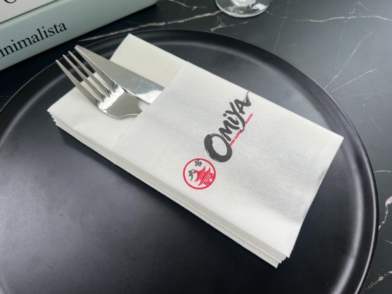 Servilletas Airlaid para restaurantes: GSM, estilos de plegado, costos y guía de abastecimiento